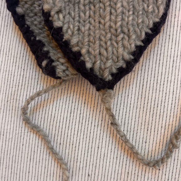 Adorable  vintage hand knit stocking cap with ear flaps and pom-pom - Picture 3 of 6